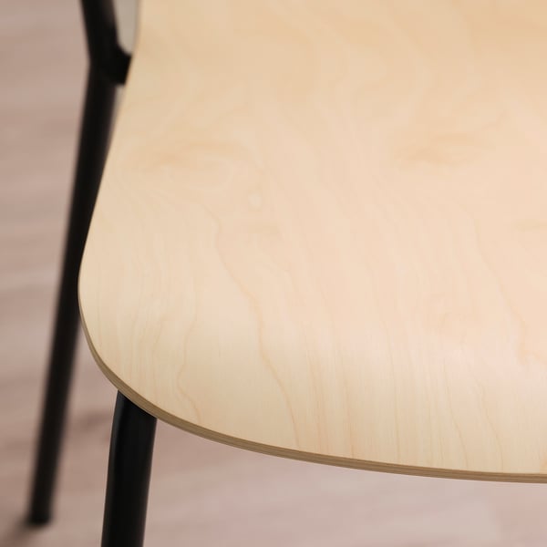 Chaise de conférence moderne en placage de bouleau, bords arrondis lisses, pieds en métal noir, design épuré et robuste.