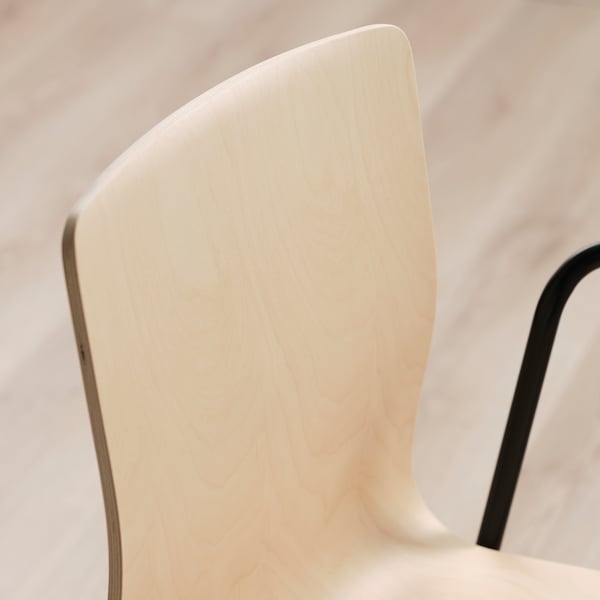 Chaise en placage de bouleau léger, design nordique élégant, lignes épurées, finition naturelle, robuste mais légère.