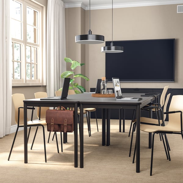 Les chaises LÄKTARE au design épuré en placage de bouleau s’intègrent parfaitement sous les tables et rehaussent l’esthétique moderne des bureaux.