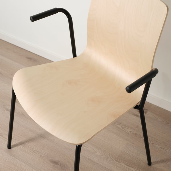 Chaise moderne en bois avec pieds et accoudoirs en métal noir. Design léger et élégant pour plus de confort et d’efficacité de l’espace.