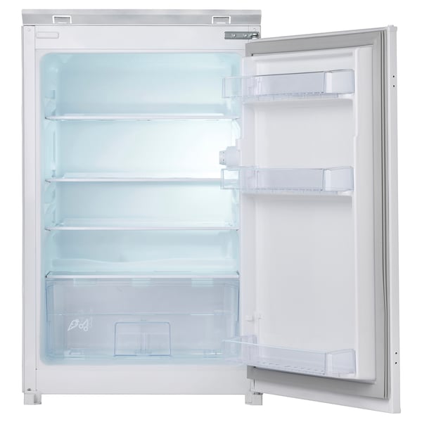 Un réfrigérateur blanc intégré avec des étagères en verre et des compartiments de porte transparents.
