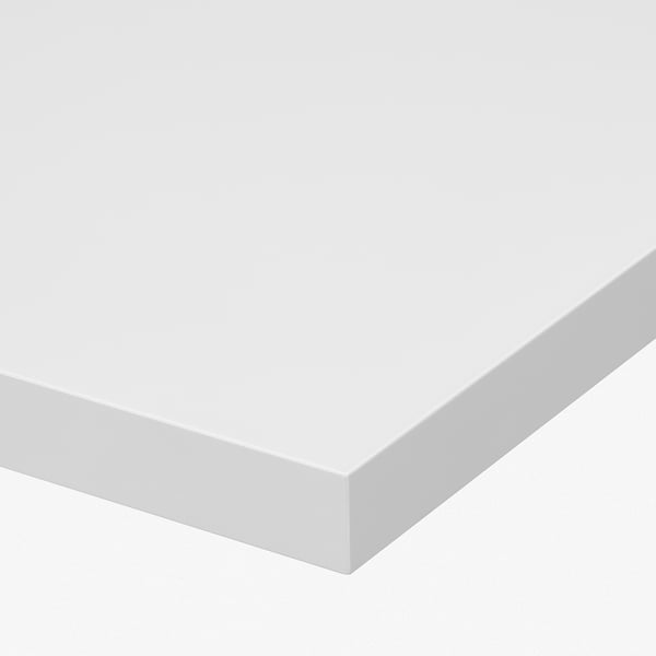 Bureau blanc moderne avec surface lisse et construction robuste. Idéal pour les bureaux à domicile. Lignes épurées et design pratique.