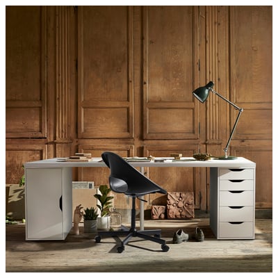 Configuration du bureau à domicile avec bureau blanc LAGKAPTEN, chaise noire, lampe et unités de rangement. Des murs lambrissés mettent en valeur l’espace de travail.
