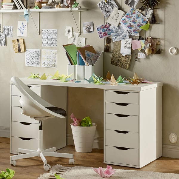 Bureau LAGKAPTEN avec rangement, chaise, mur d’art, origami.