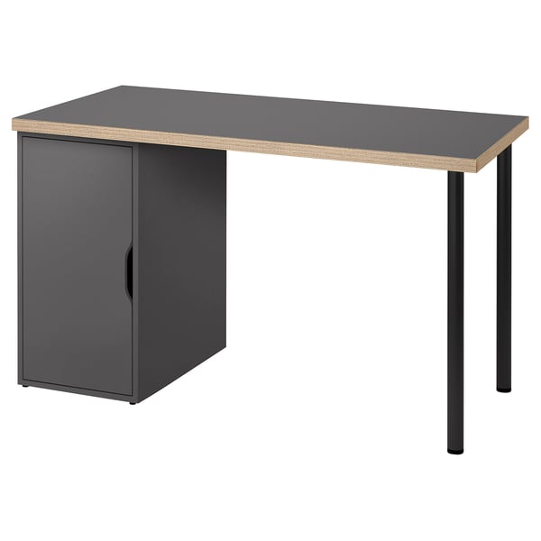 Un bureau gris IKEA LAGKAPTEN avec une armoire à une porte. Il s’agit d’un plateau rectangulaire et de pieds en métal noir.