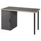Un bureau gris IKEA LAGKAPTEN avec une armoire à une porte. Il s’agit d’un plateau rectangulaire et de pieds en métal noir.