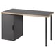 Une combinaison de bureau moderne LAGKAPTEN en noir et bouleau. C’est un plateau de table rectangulaire avec de fines pattes métalliques et un box de rangement assorti avec une seule porte.