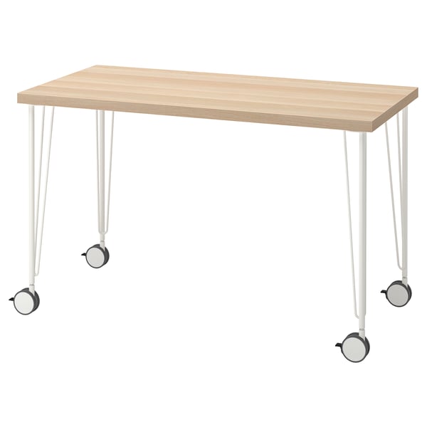 LAGKAPTEN : bureau en bois clair avec pieds blancs et roulettes noires. Design simple et moderne.