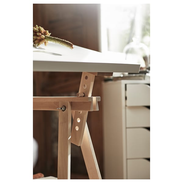 Détail de la table LAGKAPTEN : bois clair, métal, tréteau réglable, aménagement de l’espace de travail.