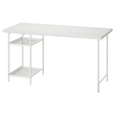 LAGKAPTEN : bureau blanc avec deux étagères, design moderne, pieds en métal et filet de gestion des câbles.