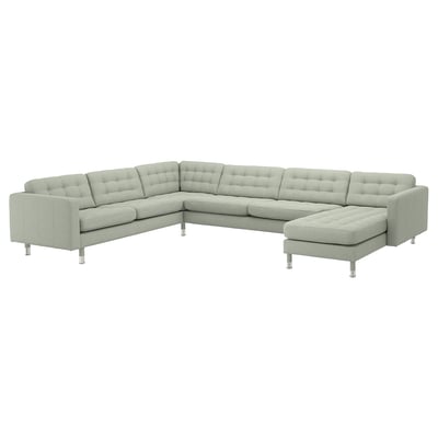 Canapé sectionnel en forme de U gris clair avec pieds chromés, doté de coussins capitonnés et d’un design moderne.