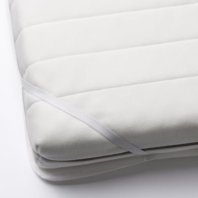 Protège-matelas blanc avec sangles élastiques, conçu pour garder les matelas propres et secs.