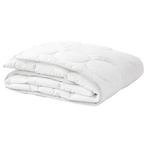 Une couette bébé LENAST blanche, pliée et exposée sur un fond blanc. Fabriqué en mélange de coton et de lyocell doux et respirant pour plus de confort.