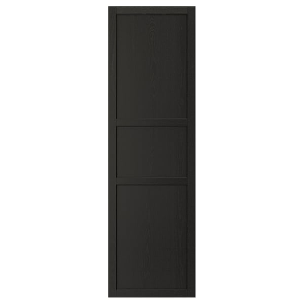 Une porte d’armoire de cuisine noire LERHYTTAN avec un cadre en bois massif traditionnel et des bords biseautés.