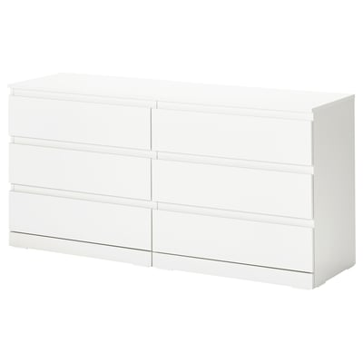 Une commode blanche LILLBERGET avec six tiroirs dans un design moderne et minimaliste.