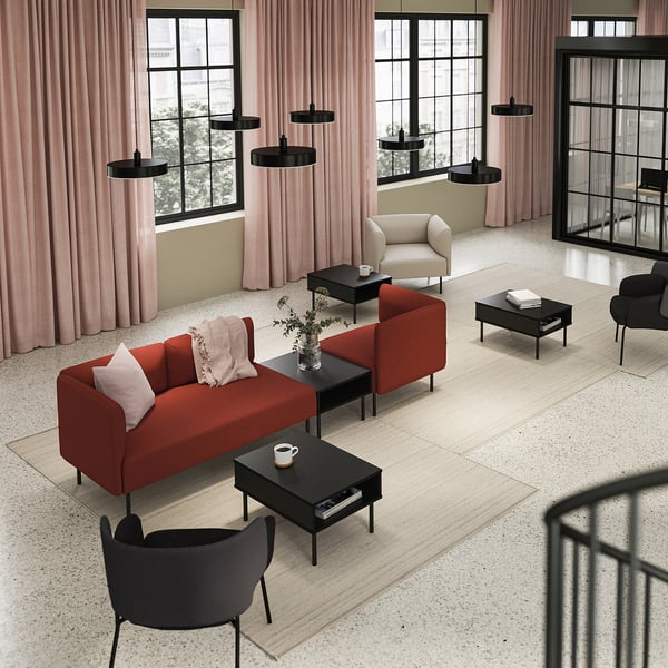 Salon moderne avec canapé LILLEHEM rouge, tables basses noires et suspensions noires.