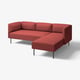 On y voit un canapé modulaire LILLEHEM rouge au design moderne et douillet, avec des housses amovibles, des pieds métalliques et un coussin confortable et soutenant.