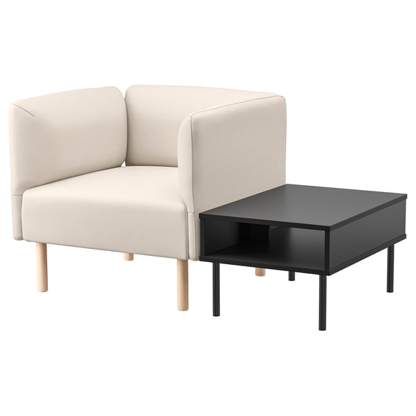 Un canapé modulaire beige LILLEHEM avec des pieds en bois à côté d’une table basse noire avec des pieds en métal.