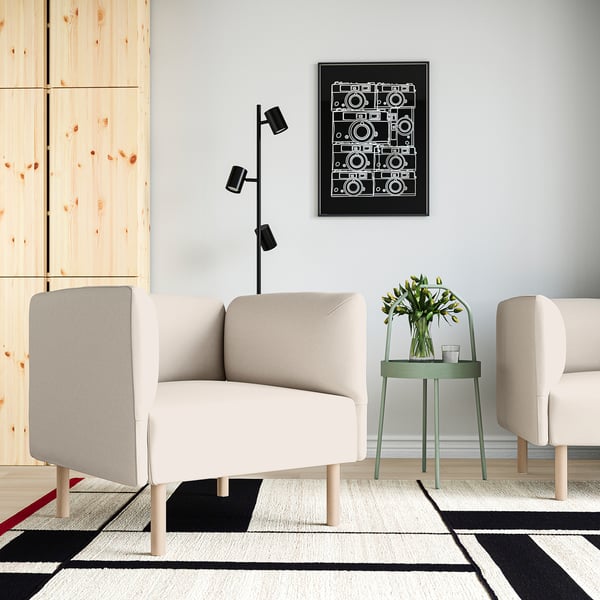 Salon moderne avec canapé LILLEHEM, tapis géométrique et appareil photo.