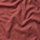 Tissu riche brun rougeâtre au toucher doux et texturé, légèrement froissé pour un look usé.