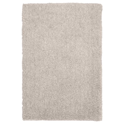 Tapis LINDKNUD beige doux. Texture rectangulaire et moelleuse en polyester recyclé. Idéal pour les chambres à coucher.
