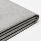 Le tissu gris plié en gros plan, texturé, semble doux et durable.