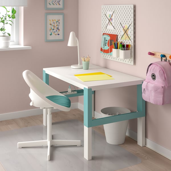 Coin d’étude : bureau LOBERGET, chaise, matériel d’art. Bureau sous l’art mural. Petite chaise réglable.