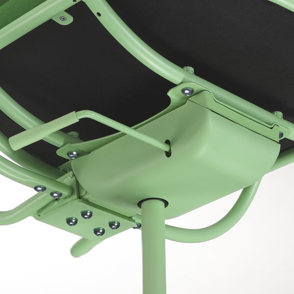 Chaises de jeu vertes, cadre en métal, présentant un design de qualité et une construction durable.