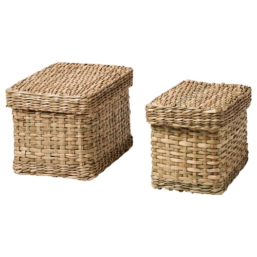 Deux paniers de rangement en herbiers marins tissés à la main avec couvercles, rectangulaires, couleur naturelle.