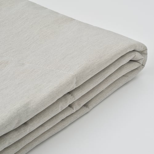 Tissu gris clair plié sur surface blanche ; texture lisse, soigneusement cousue.
