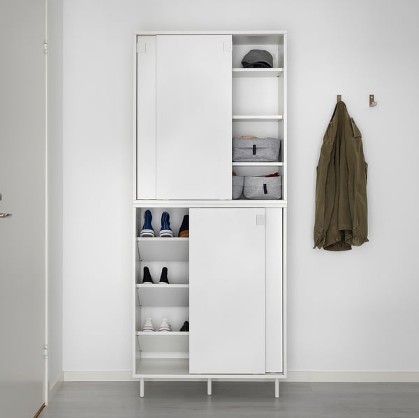 Armoire à chaussures blanche avec portes coulissantes, peut contenir 24 paires, unités empilées avec des chaussures soignées.