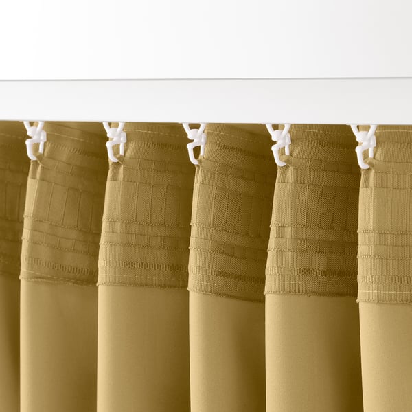 Quatre rideaux beige-jaune sont suspendus avec des pinces blanches, conçus pour l’assombrissement et l’intimité.