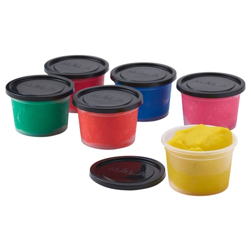 Six récipients en plastique colorés de pâte à modeler MÅLA ; jaune ouvert, d’autres scellés, en vert, rouge, bleu et rose.