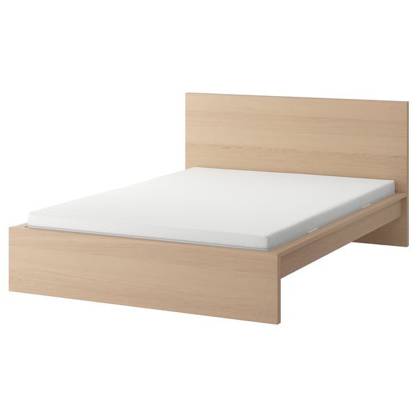 Lit minimaliste en chêne avec matelas blanc, placage en bois massif, côtés réglables, tête de lit haute.