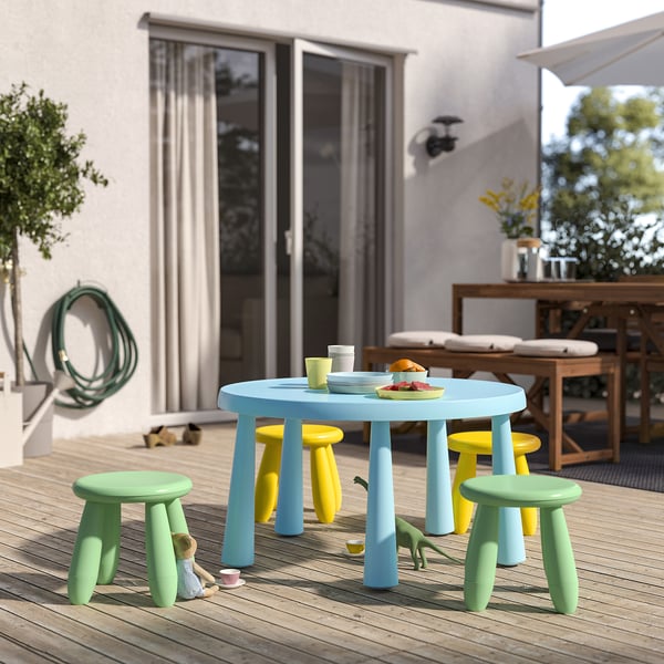 Table de pique-lumineuse pour enfants avec table bleue et tabourets colorés. Parfait pour jouer à l’extérieur, léger et facile à nettoyer.