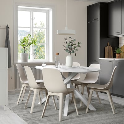 Salle à manger moderne avec table, 4 chaises et plantes.