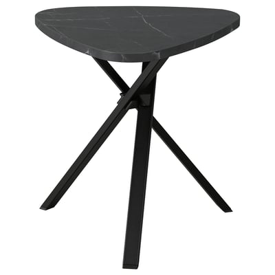 Table d’appoint noire moderne avec plateau triangulaire en marbre et pieds en métal entrecroisés.