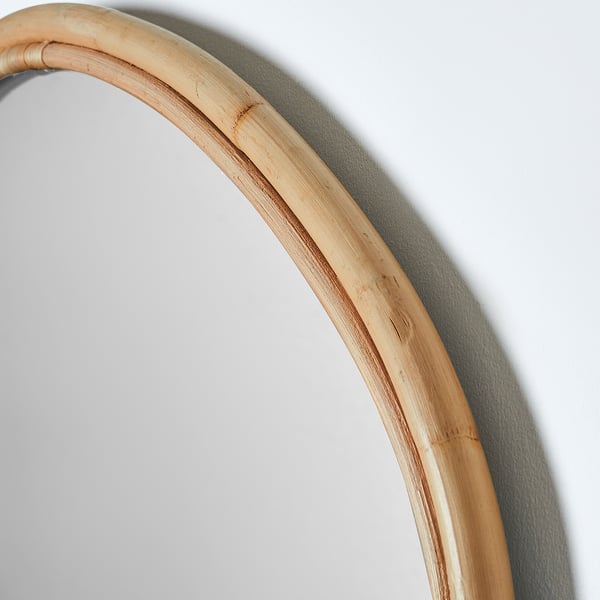 Miroir en rotin, fabriqué à la main, courbes naturelles, design minimaliste ; Gros plan des détails complexes du tissage.