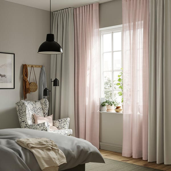 Chambre avec rideaux MATILDA transparentes roses, rayures et broderies. Philtres de lumière, confidentialité maintienne. Des rideaux plus grands que les plantes à proximité.