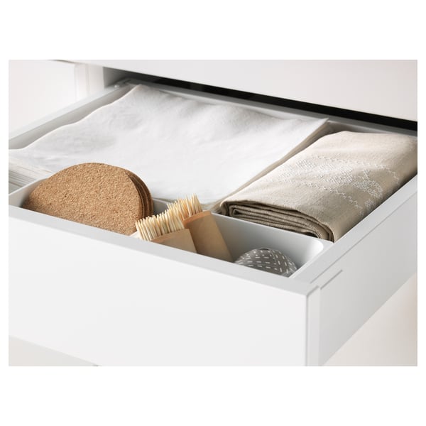 Articles d’organisation de tiroir blanc ; Comprend une brosse, des sous-verres et une serviette pliée ; Destiné à une utilisation dans la cuisine ou la salle de bain.