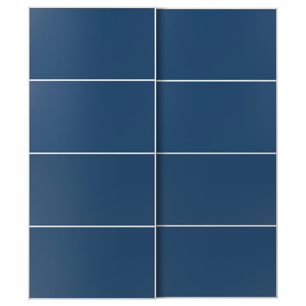 Portes coulissantes en verre bleu MEHAMN. Les portes de forme rectangulaire ont un design minimaliste avec un panneau de verre dans un cadre en aluminium robuste.