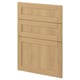 Une porte d’armoire en bois clair du système ikeas METOD, avec un placage de chêne et des bords biseautés, conçue pour un look de cuisine classique.