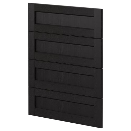 Une porte d’armoire en bois foncé avec des panneaux horizontaux du système de cuisine ikeas METOD.