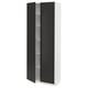 Une grande armoire de cuisine ikea METOD blanche avec des portes noires et mates. Il dispose de quatre étagères à l’intérieur, de charnières réglables et d’un design minimaliste.