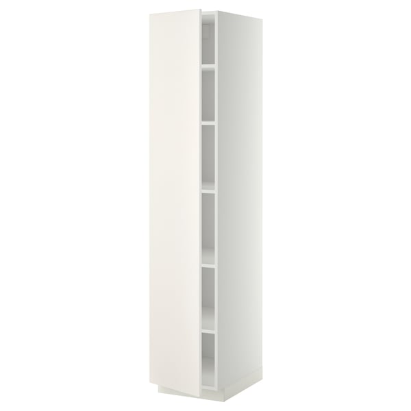 Une armoire de cuisine haute METOD blanche au design épuré, dotée de plusieurs étagères réglables à l’intérieur.