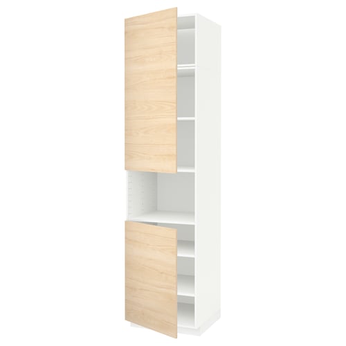 Une armoire de cuisine METOD blanche avec des portes en bois de frêne clair. Il comprend deux étagères réglables.