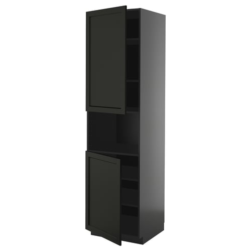 Une armoire de cuisine haute noire avec des bords biseautés du système METOD, dotée de deux étagères réglables.