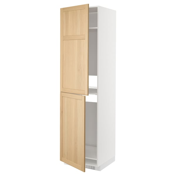 Un meuble de cuisine ikea METOD avec des portes en placage de chêne forsbacka. Il a un cadre blanc, des portes en bois clair et des étagères réglables.