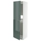 Armoire blanche haute moderne avec portes vertes brillantes, étagères réglables.