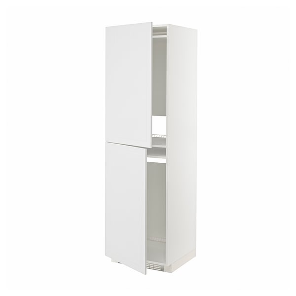 Une grande armoire de cuisine ikea METOD blanche avec deux portes et des étagères en métal, minimaliste et moderne pour un rangement organisé.